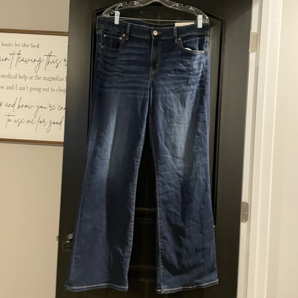 Ladies NWT American Eagle Favorite Boyfriend bootcut jeans. Super stretch.